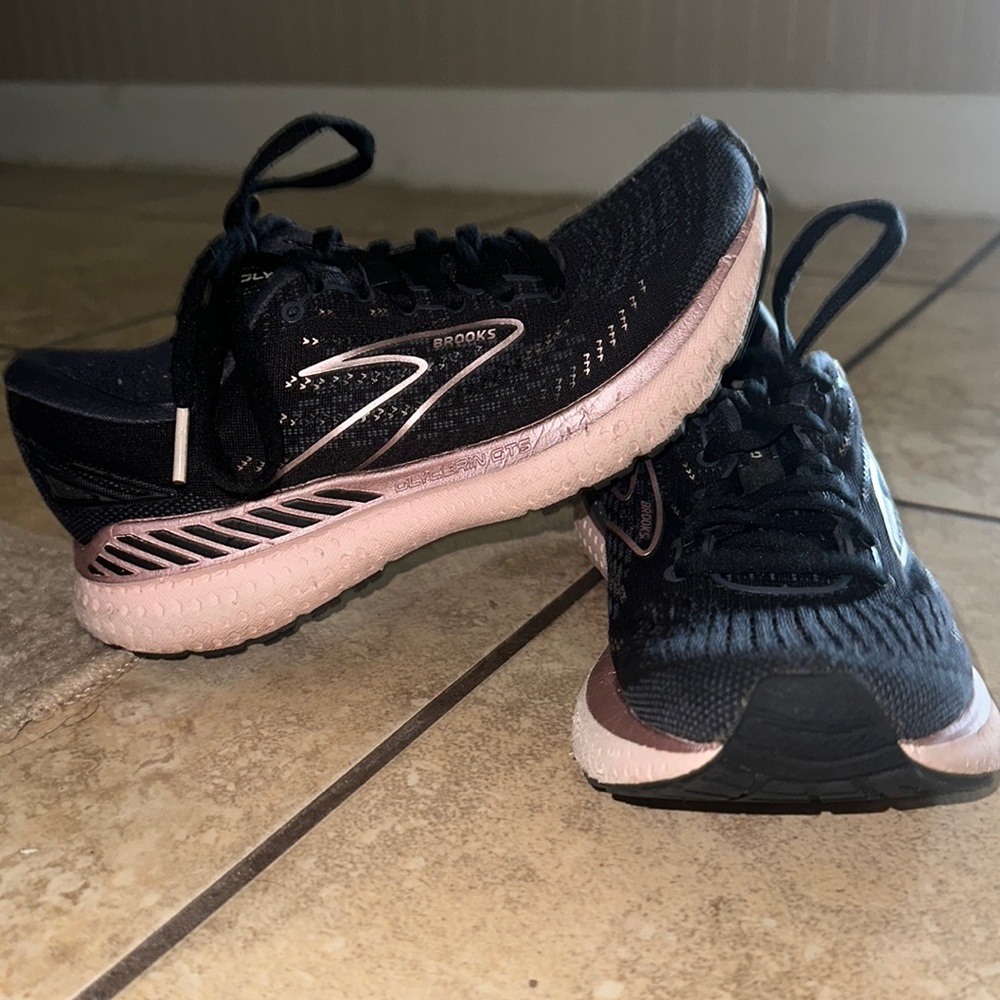 Woman’s brooks sneakers